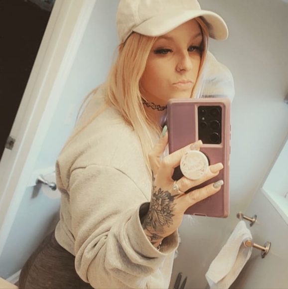 Meet your Posher, Alexis - Picture 3 of 3